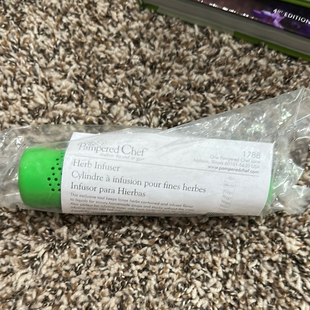 Pampered Chef Bright Green Herb Infuser